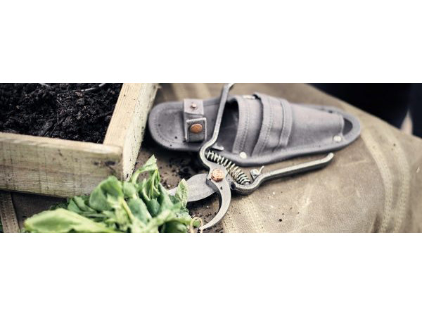 Barebones Metal Pruner With Sheath