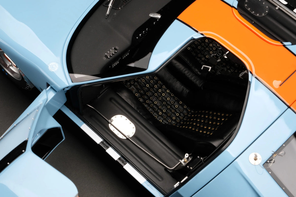 Amalgam Collection Ford GT40 1969 Le Mans Winner 1:8 Scale Model Car