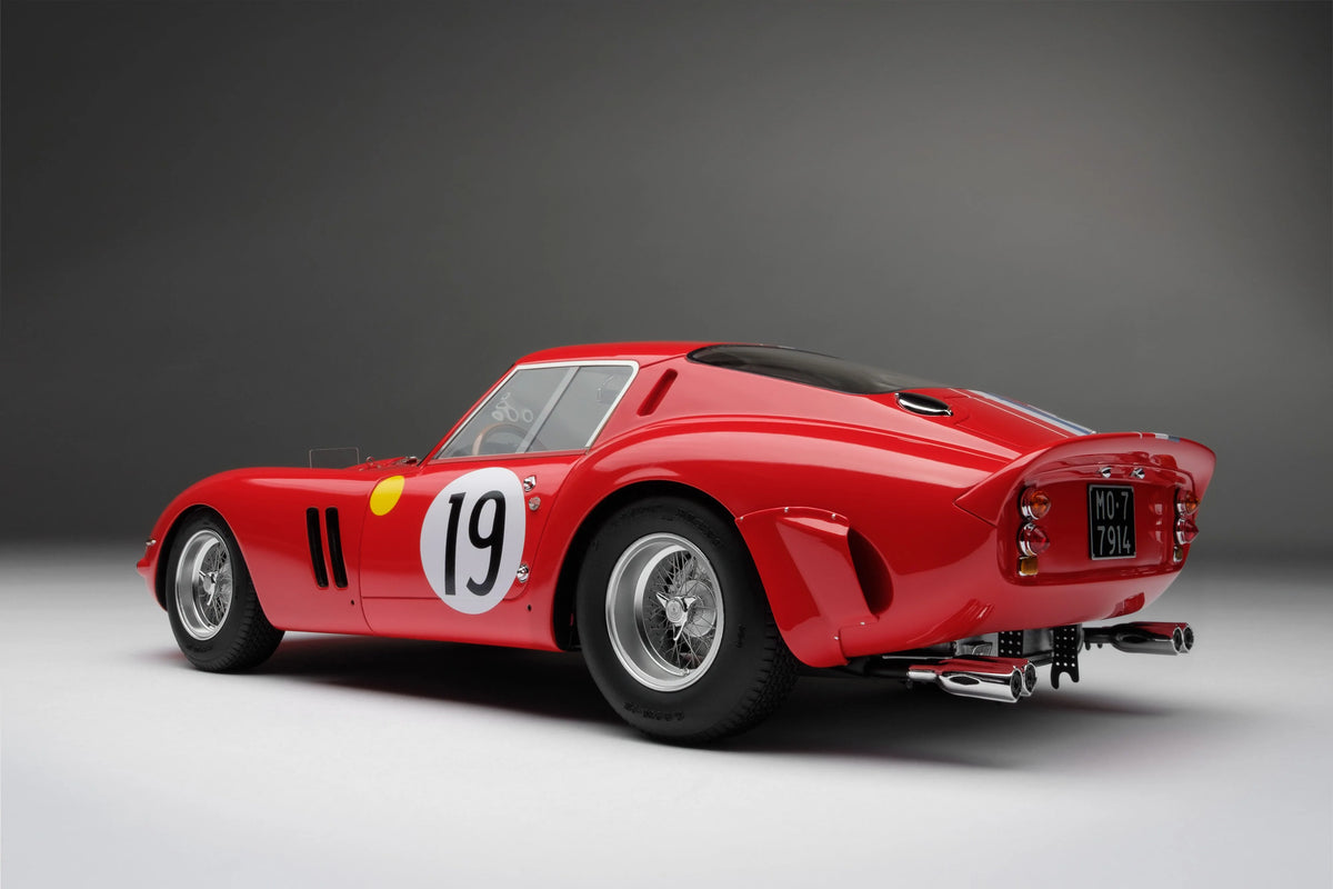 Amalgam Collection Ferrari 250 GTO / 3705GT - 1962 Le Mans Class Winner 1:18 Scale Model Car
