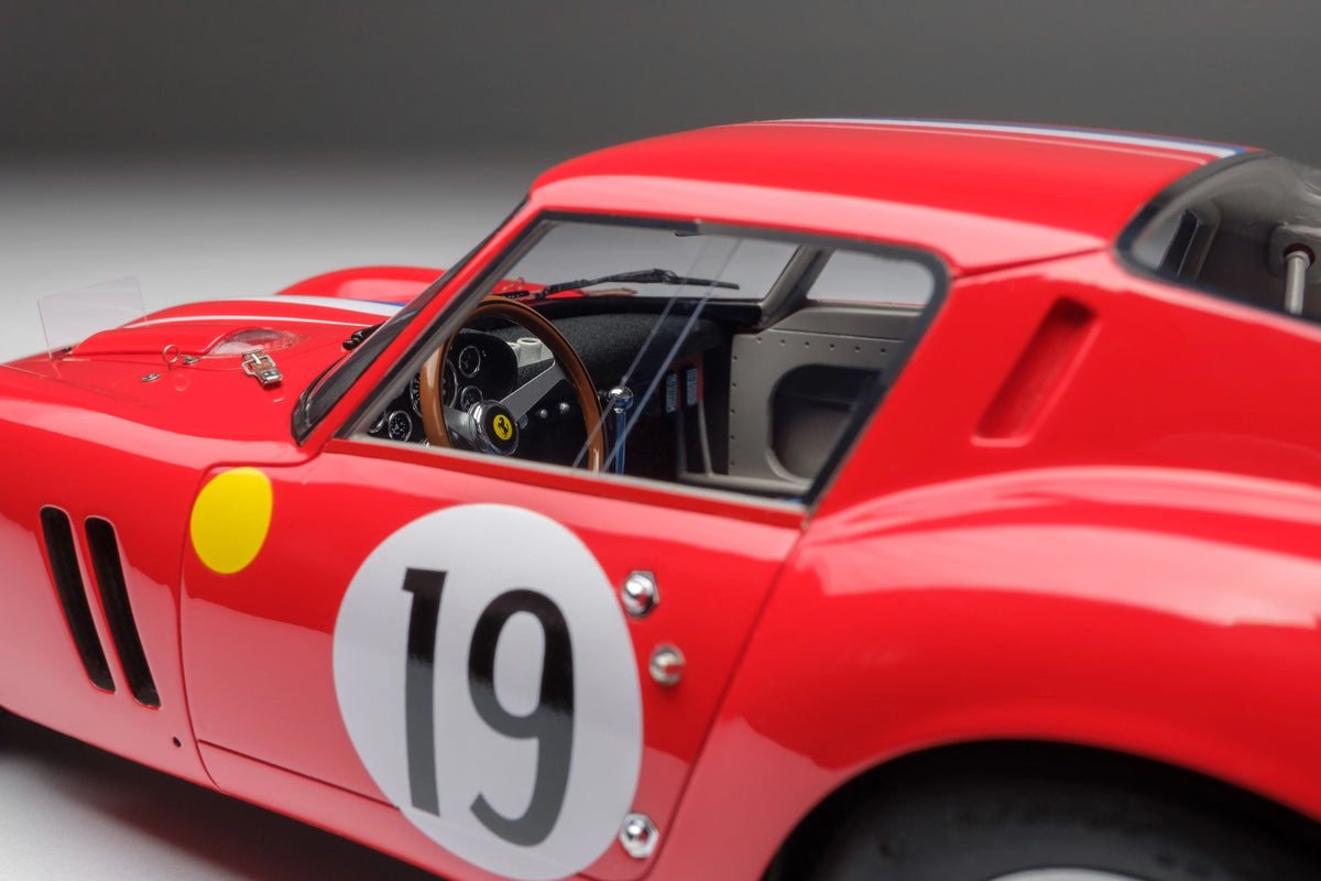 Amalgam Collection Ferrari 250 GTO / 3705GT - 1962 Le Mans Class Winner 1:18 Scale Model Car