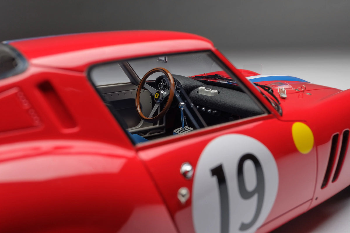 Amalgam Collection Ferrari 250 GTO / 3705GT - 1962 Le Mans Class Winner 1:18 Scale Model Car