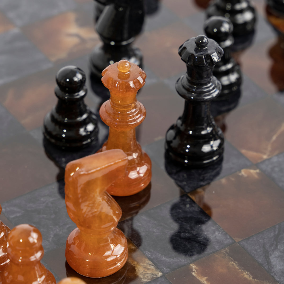Scali-alabastro-14034_NS-Nero-Bruno-alabaster-brown-black-marble-stone-quality-chess-set-australia-italian-italy-hand-made-storage-chess-board-closeup.jpg